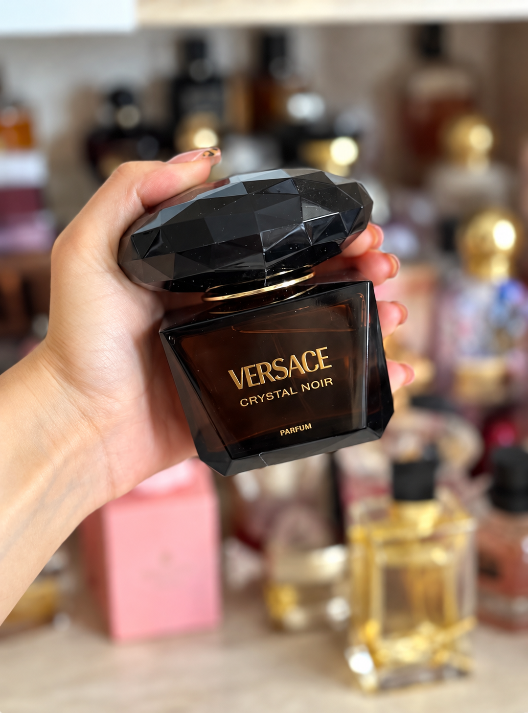 عطر فيرساتشي كريستال نوار للنساء – بارفان Versace Crystal Noir Parfum for Women