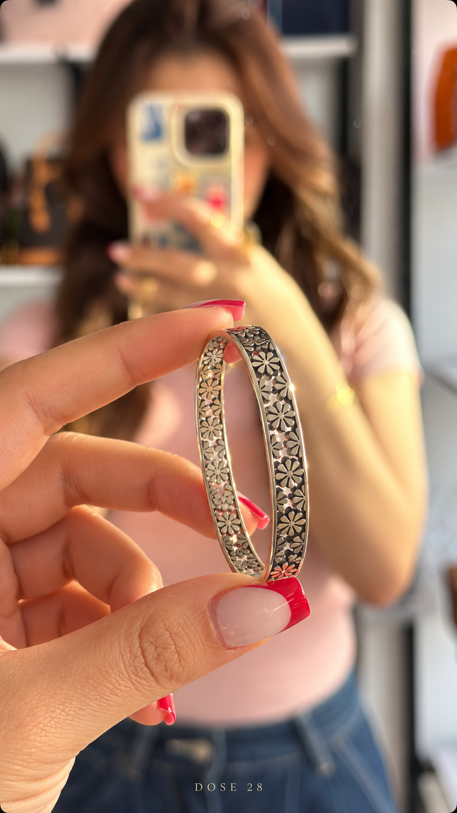 Silver-Tone Daisy Bangle    أسوارة زهور الديزي بلون فضي