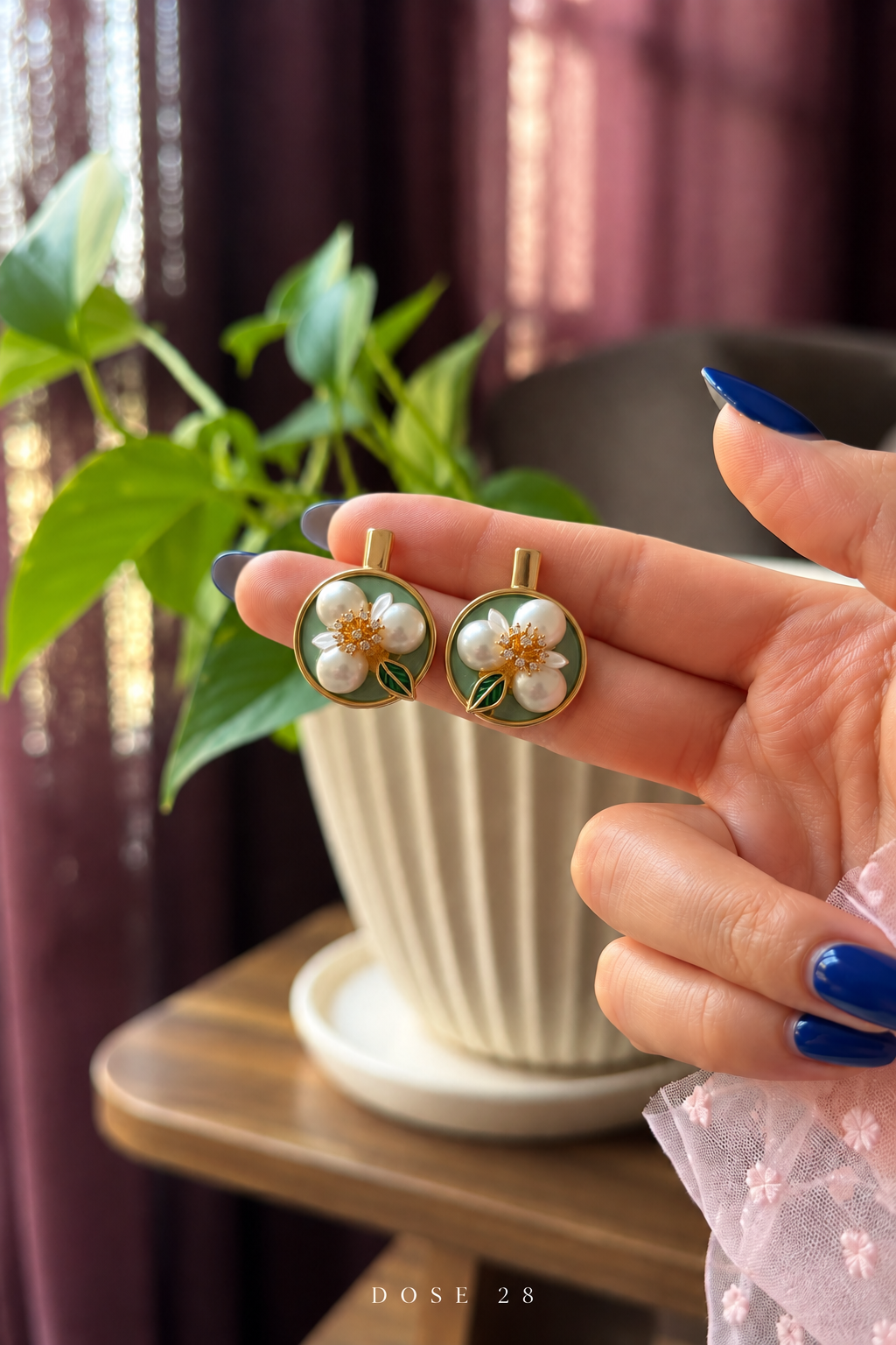 تراجي الوردة اللؤلؤية باللون الأخضر Sage Green Pearl-Effect Flower Earrings