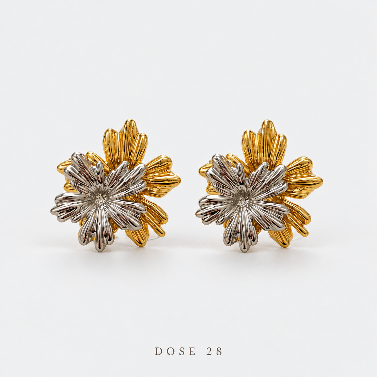 تراجي الوردة بلونين Two-Tone Flower Stud Earrings