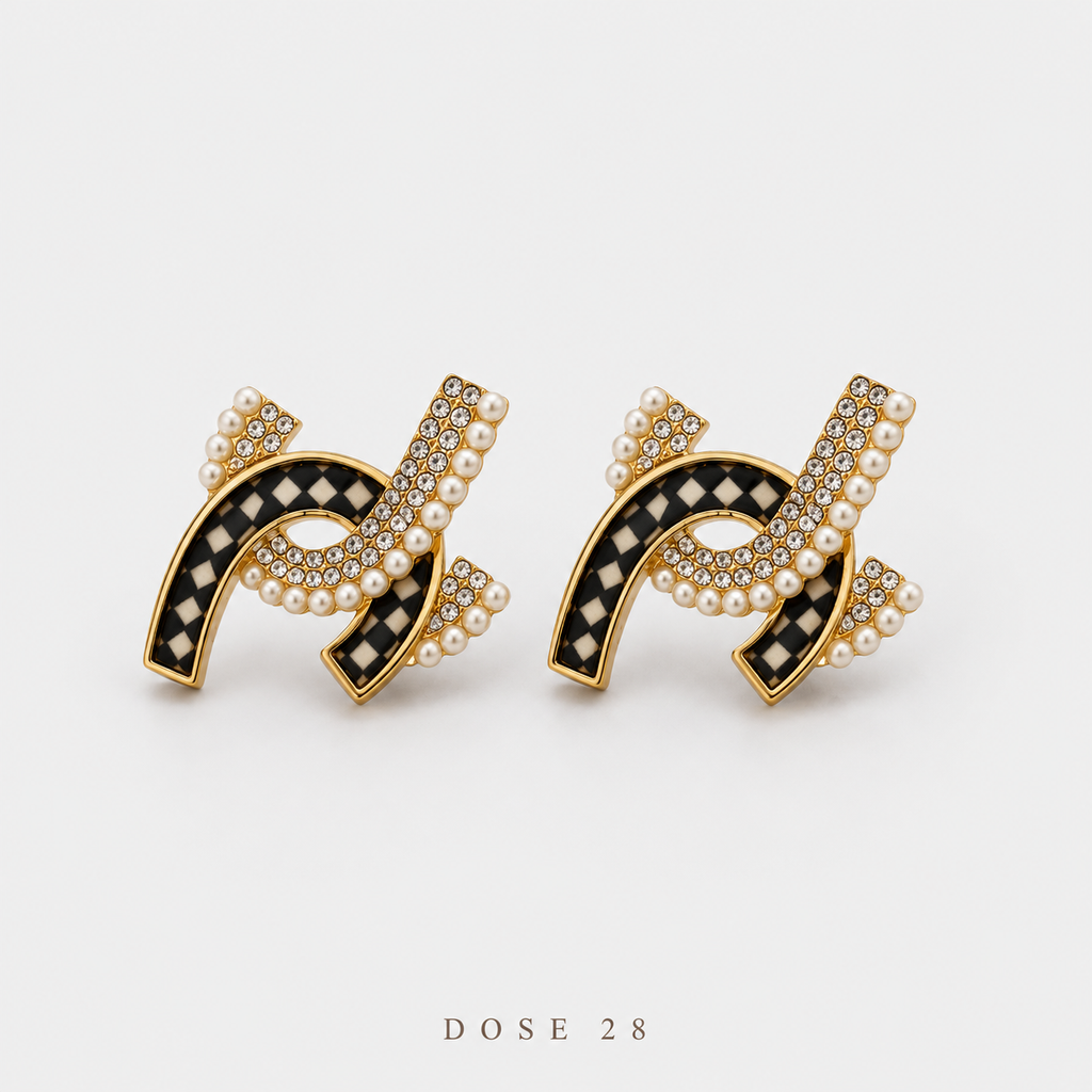 Interlocking Checkered Pearl-Effect Earrings تراجي الحروف المتداخلة باللؤلؤ والزركون اللامع