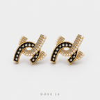 Interlocking Checkered Pearl-Effect Earrings تراجي الحروف المتداخلة باللؤلؤ والزركون اللامع