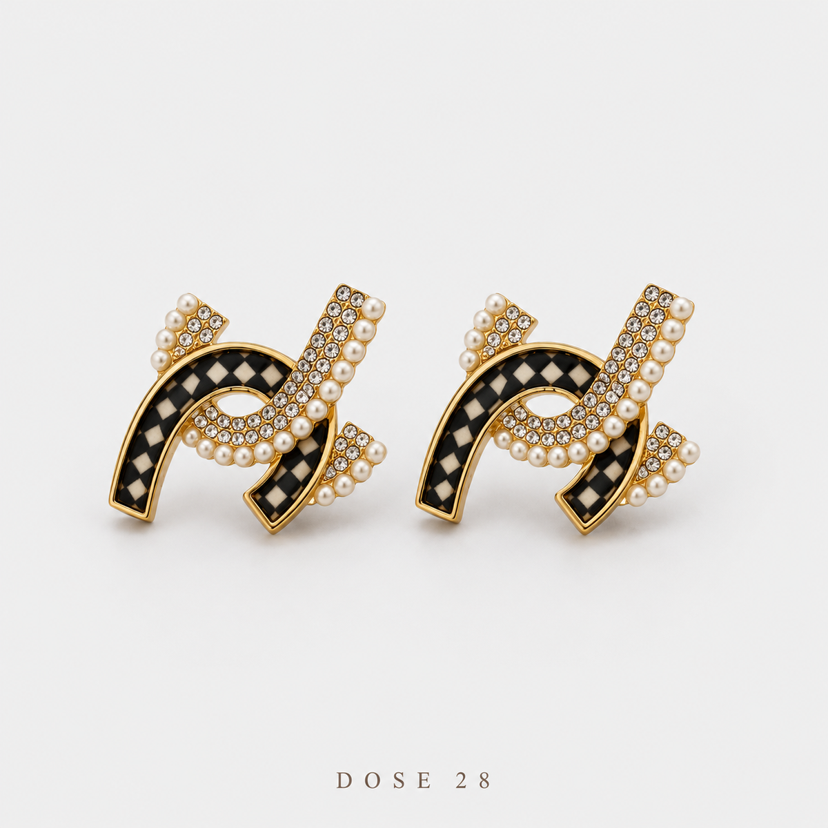 Interlocking Checkered Pearl-Effect Earrings تراجي الحروف المتداخلة باللؤلؤ والزركون اللامع