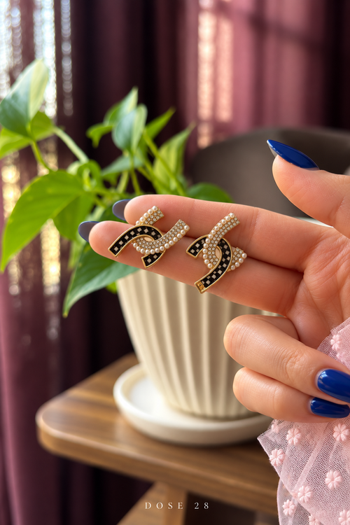 Interlocking Checkered Pearl-Effect Earrings تراجي الحروف المتداخلة باللؤلؤ والزركون اللامع