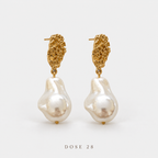 تراجي الورقة والقطرة اللؤلؤية Textured Leaf & Pearl-Effect Drop Earrings