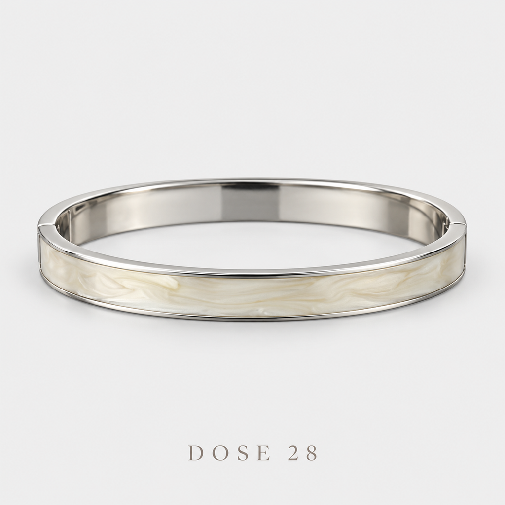 سوارة اللمسة اللؤلؤية بلون فضي  Pearly White Silver-Tone Bangle