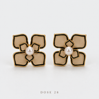 تراجي الوردة البيج بحبّة لؤلؤية Beige Flower Earrings with Pearl-Effect Center