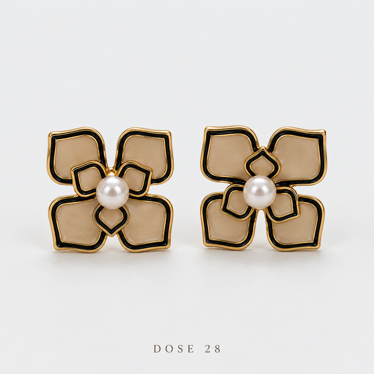 تراجي الوردة البيج بحبّة لؤلؤية Beige Flower Earrings with Pearl-Effect Center