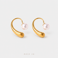 تراجي الذهبية بلمسة لؤلؤية  Gold-Tone Pearl-Effect Curve Earrings