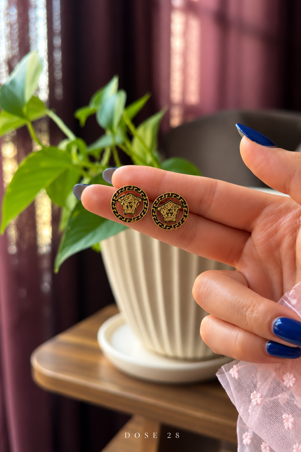 تراجي ميدوسا بالنقشة اليونانية Medusa Greek-Key Stud Earrings