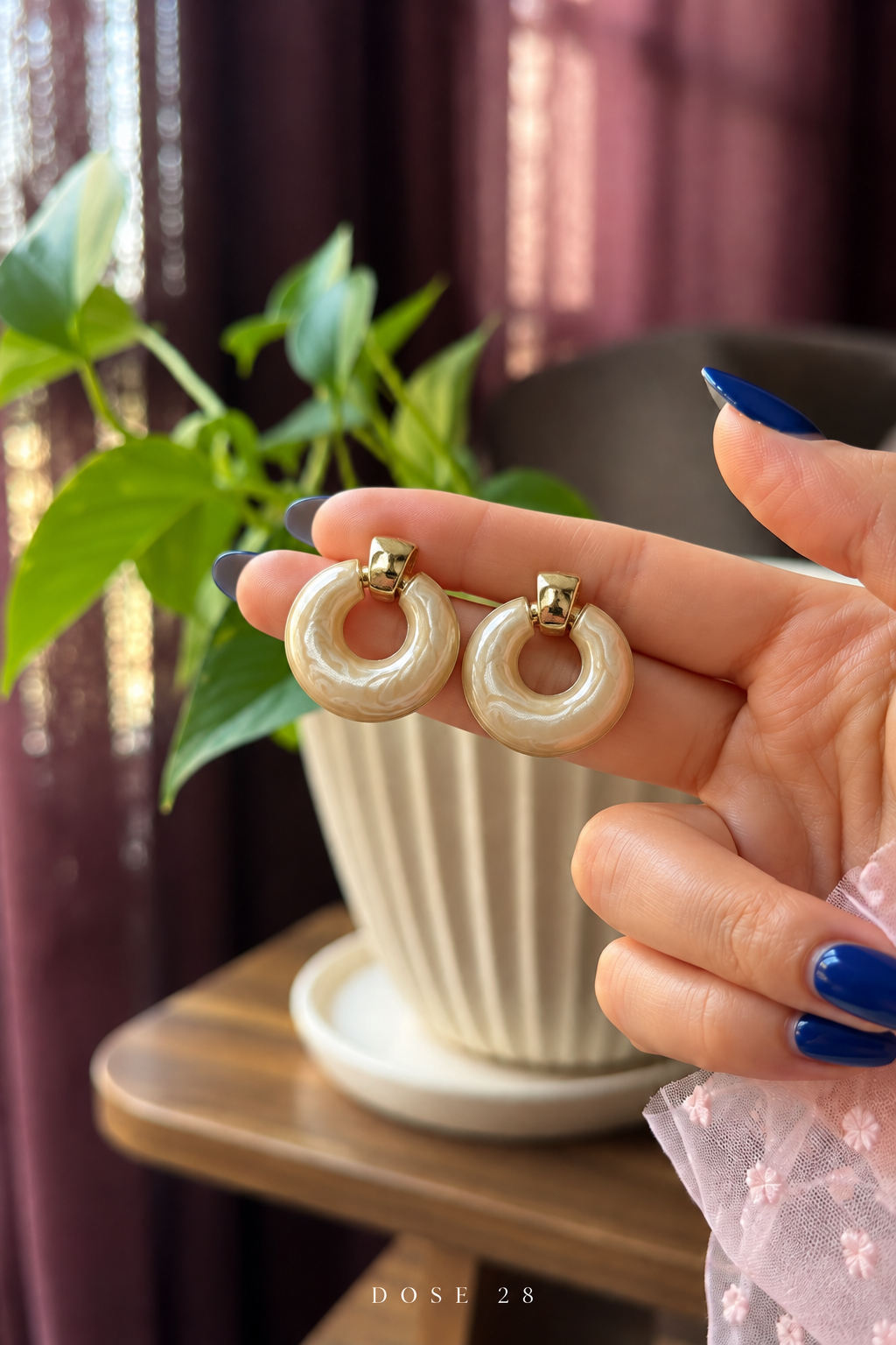 Cream Marbled Hoop Earrings تراجي الحلقات الكريمية المتموّجة