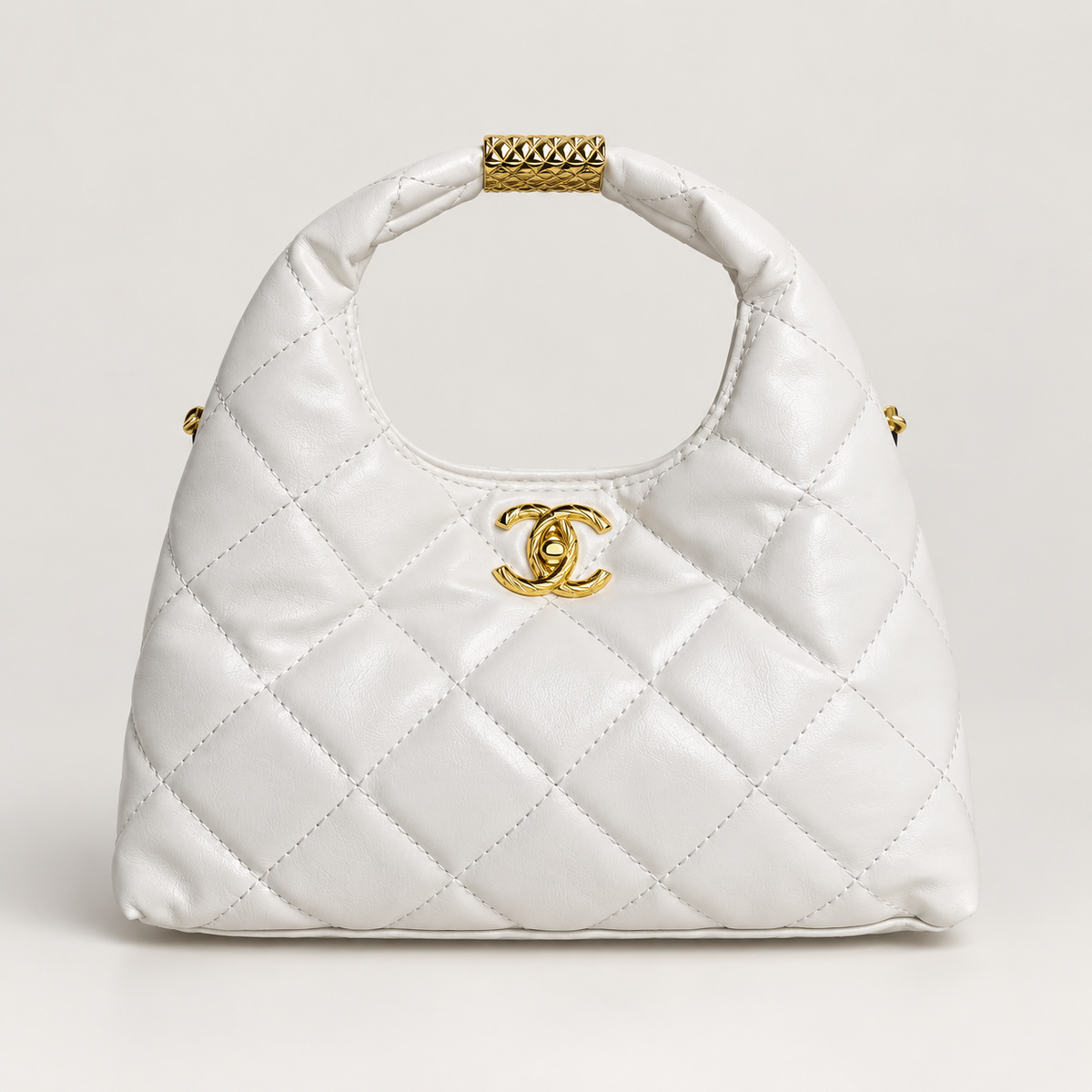 شانيل أبيض مبطّن بمسكة دائرية Chanel White Quilted Rounded Handle Bag