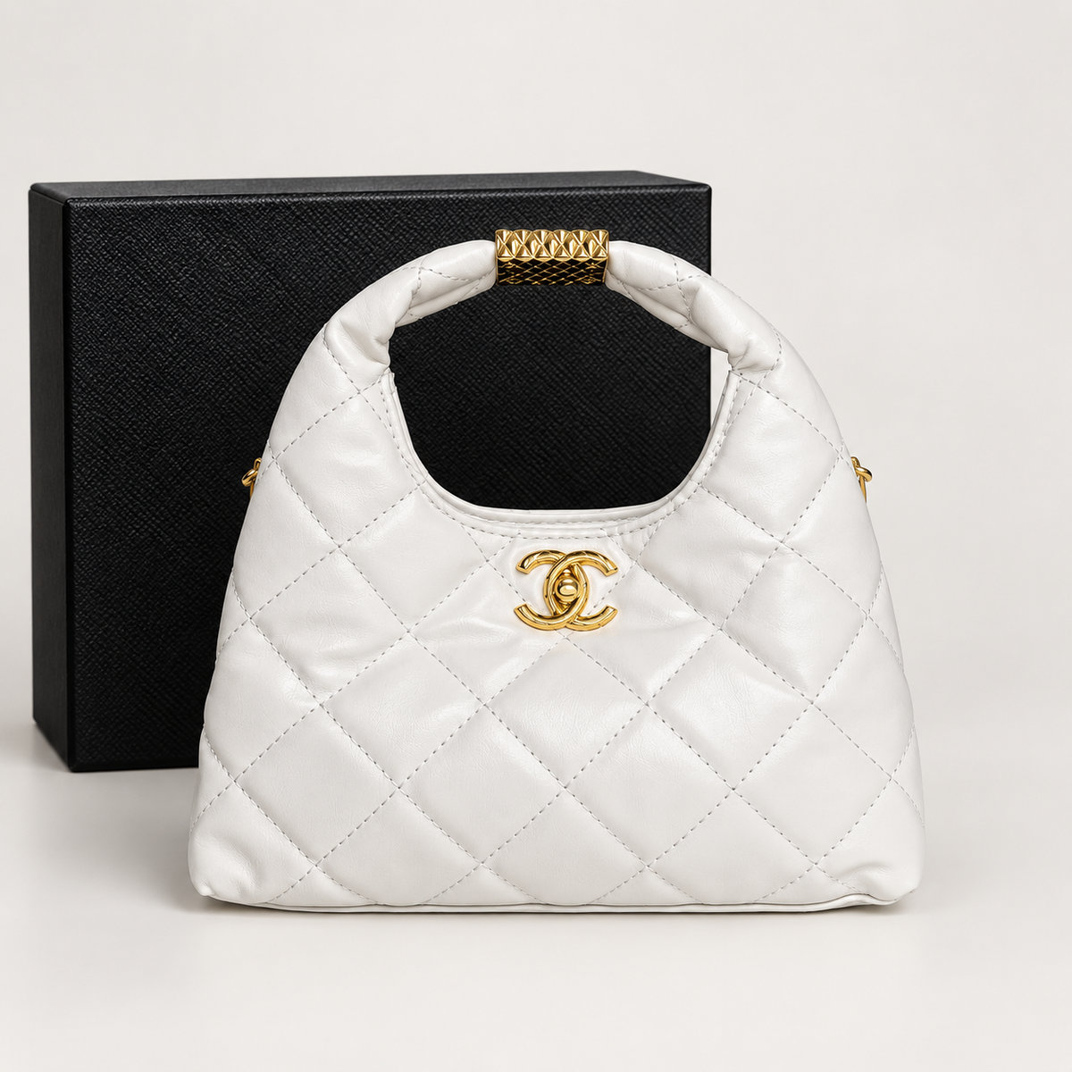 شانيل أبيض مبطّن بمسكة دائرية Chanel White Quilted Rounded Handle Bag