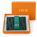 محفظة ديور مونوغرام صغيرة – أخضر زمردي  Dior Monogram Compact Wallet – Emerald Green