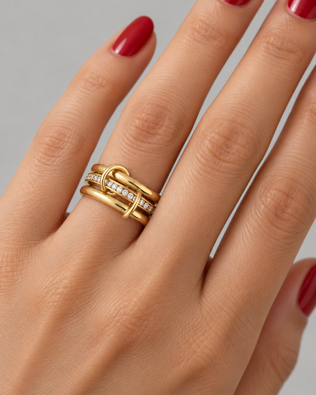 خاتم الحلقات الثلاث المترابطة باللون الذهبي
Gold-Tone Linked Triple-Band Ring