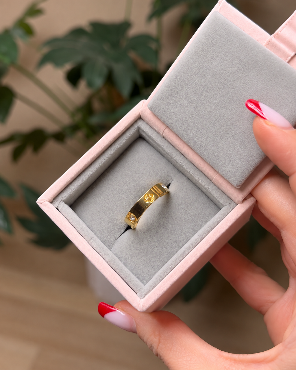 خاتم الزهرة باللون الذهبي
Gold-Tone Floral Ring