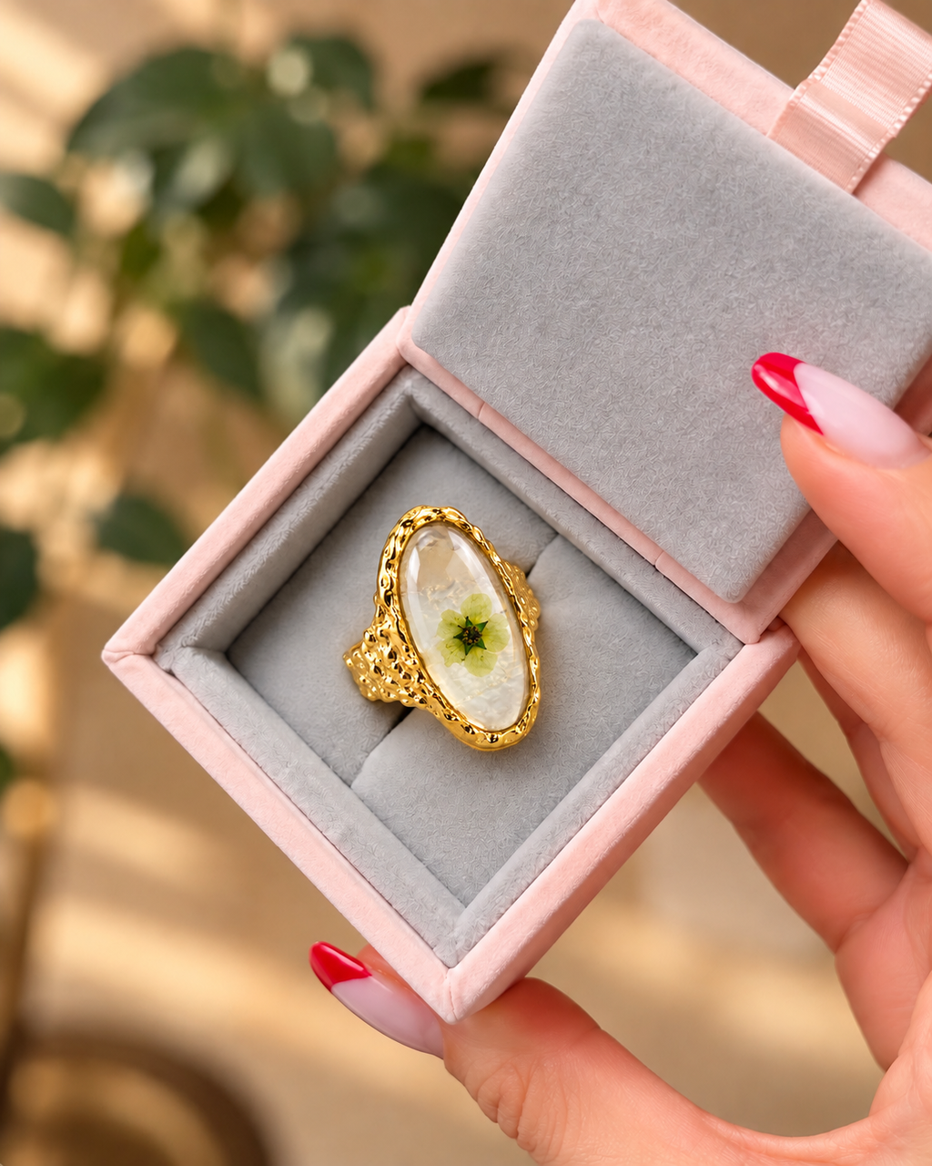 خاتم الوردة البيضاوي بإطار ذهبي Oval Flower Gold-Tone Ring