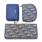طقم محافظ ديور أزرق — ٣ قطع
Dior Blue Wallet Set — 3 Pieces