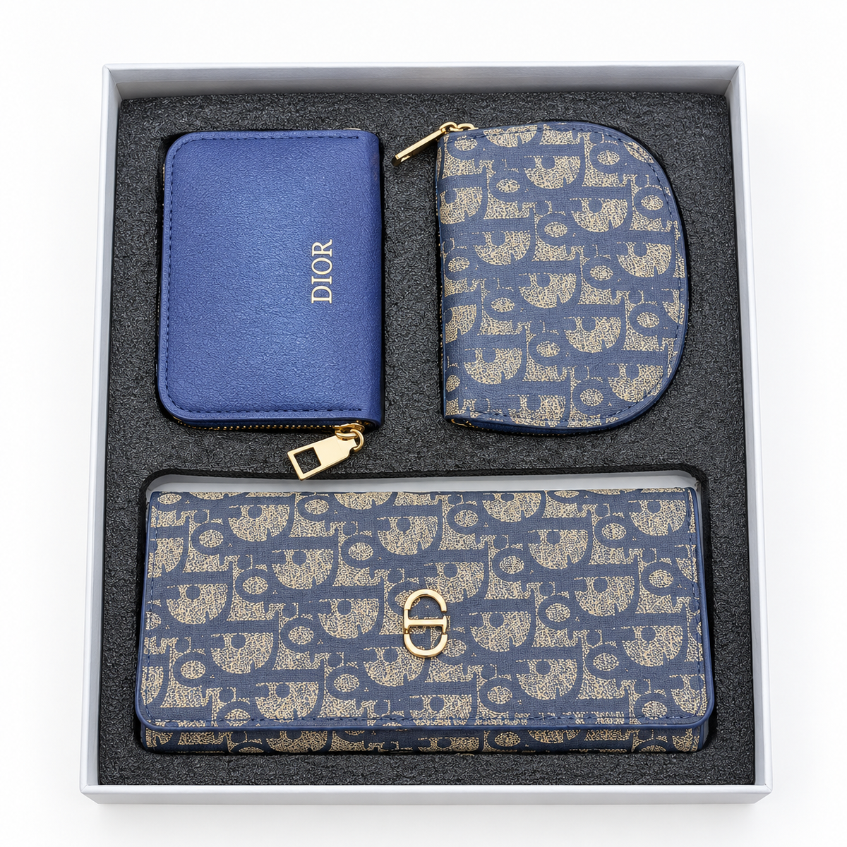 طقم محافظ ديور أزرق — ٣ قطع
Dior Blue Wallet Set — 3 Pieces