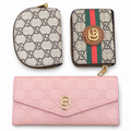 طقم محافظ غوتشي وردي وبيج — ٣ قطع
Gucci Pink & Beige Wallet Set — 3 Pieces