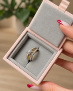 خاتم الحلقات المتداخلة بالذهبي والفضي
Gold & Silver-Tone Interlocking Ring