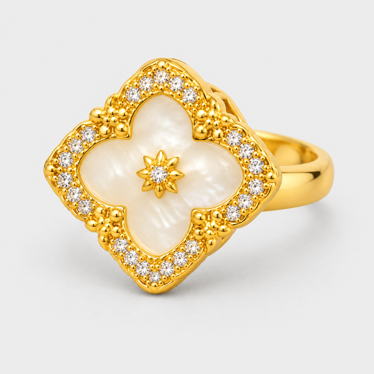 خاتم الزهرة البيضاء بإطار ذهبي مرصّع
White Floral Ring with Sparkling Gold-Tone Frame