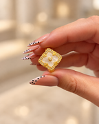 خاتم الزهرة البيضاء بإطار ذهبي مرصّع
White Floral Ring with Sparkling Gold-Tone Frame