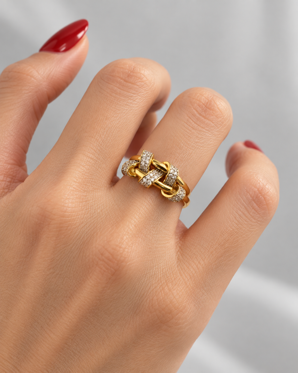خاتم العقدة المتشابكة المرصّع
Sparkling Interwoven Knot Ring