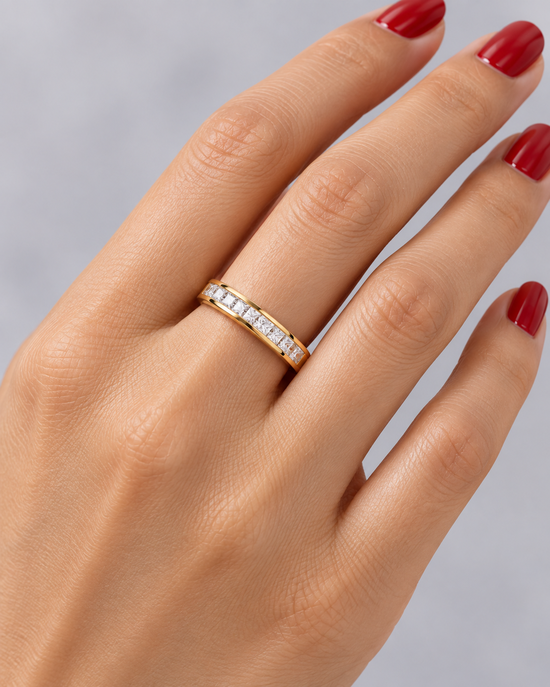 خاتم البريق الناعم بفصوص مربّعة
Gold-Tone Square-Stone Band Ring