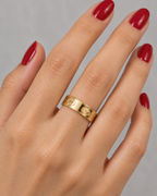 خاتم الزهور المنقوش باللون الذهبي
Gold-Tone Engraved Floral Band