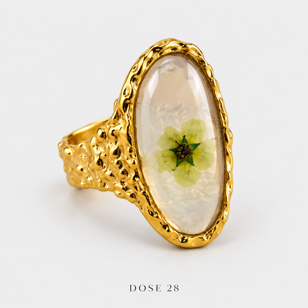 خاتم الوردة البيضاوي بإطار ذهبي Oval Flower Gold-Tone Ring