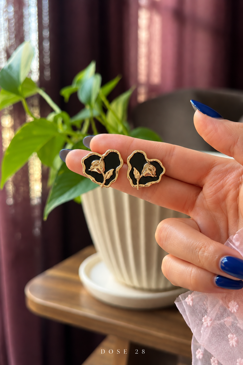 Black Heart Gold-Tone Rose Earrings تراجي القلب الأسود والوردة الذهبية