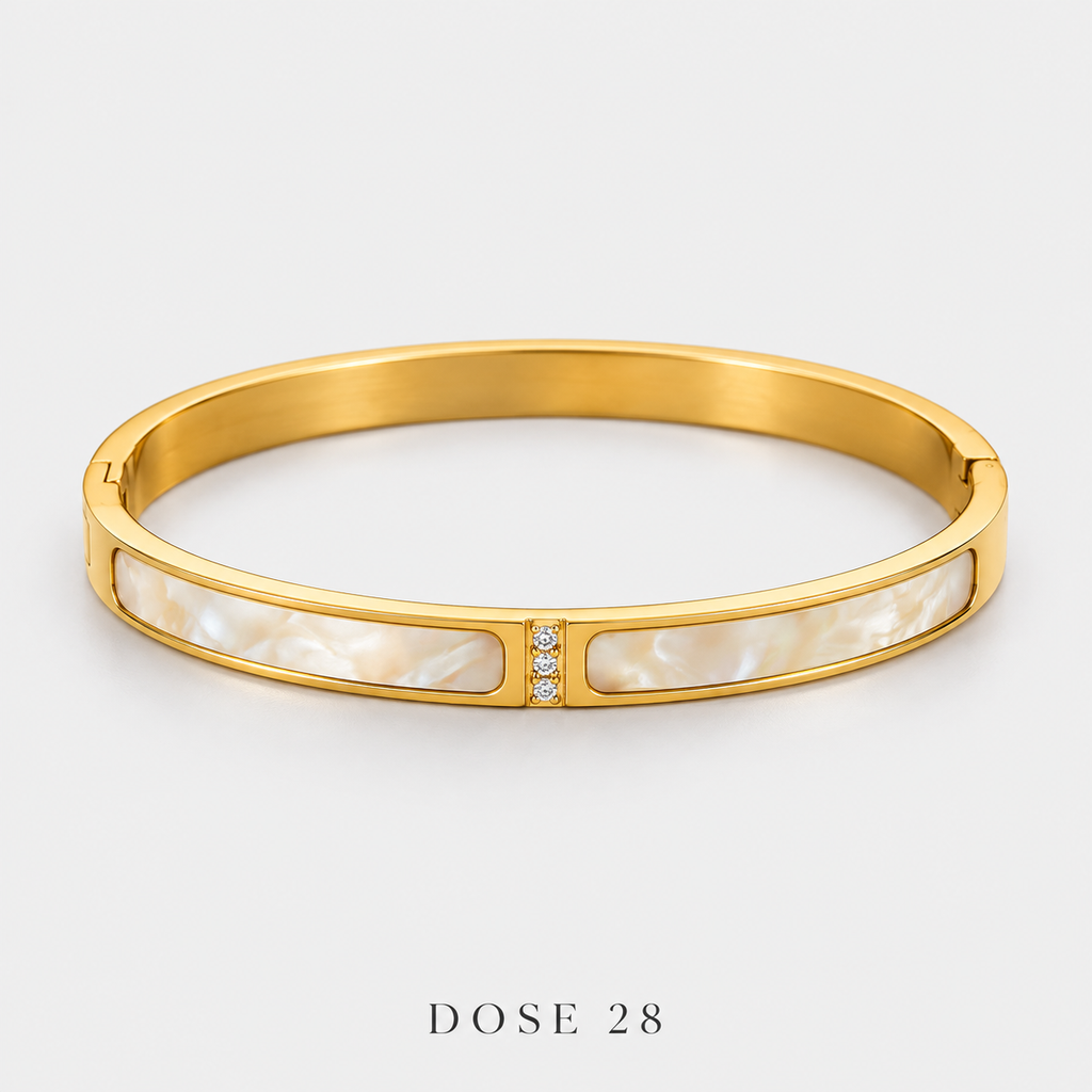سوارة اللمسة اللؤلؤية  Pearly White Gold-Tone Bangle