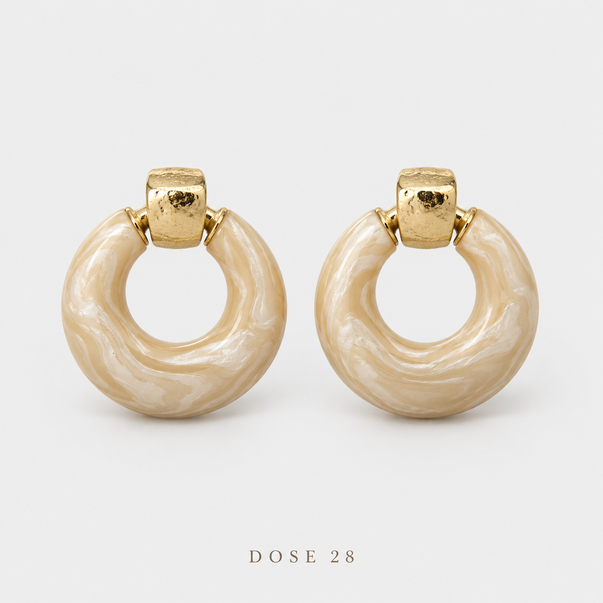 Cream Marbled Hoop Earrings تراجي الحلقات الكريمية المتموّجة