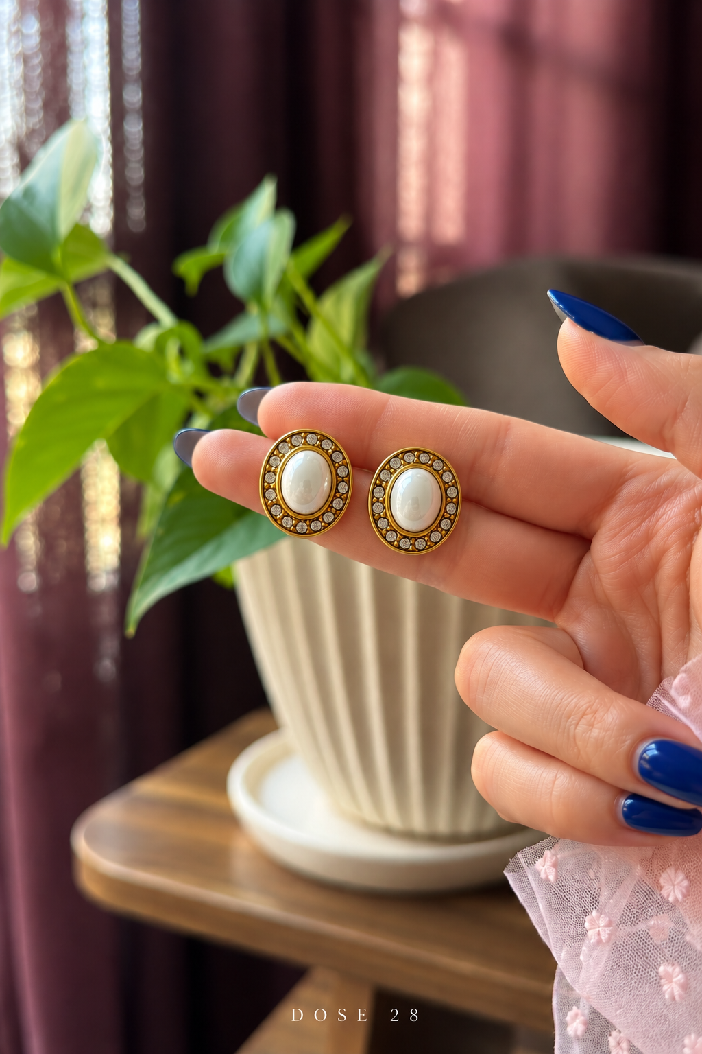 Oval Pearl-Effect Halo Earrings تراجي الهالة البيضاوية بلمسة لؤلؤية