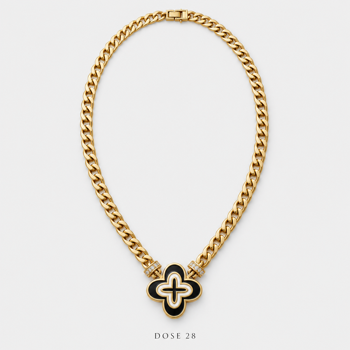 سلسلة الوردة السوداء بإطار أبيض Black & White Clover Necklace