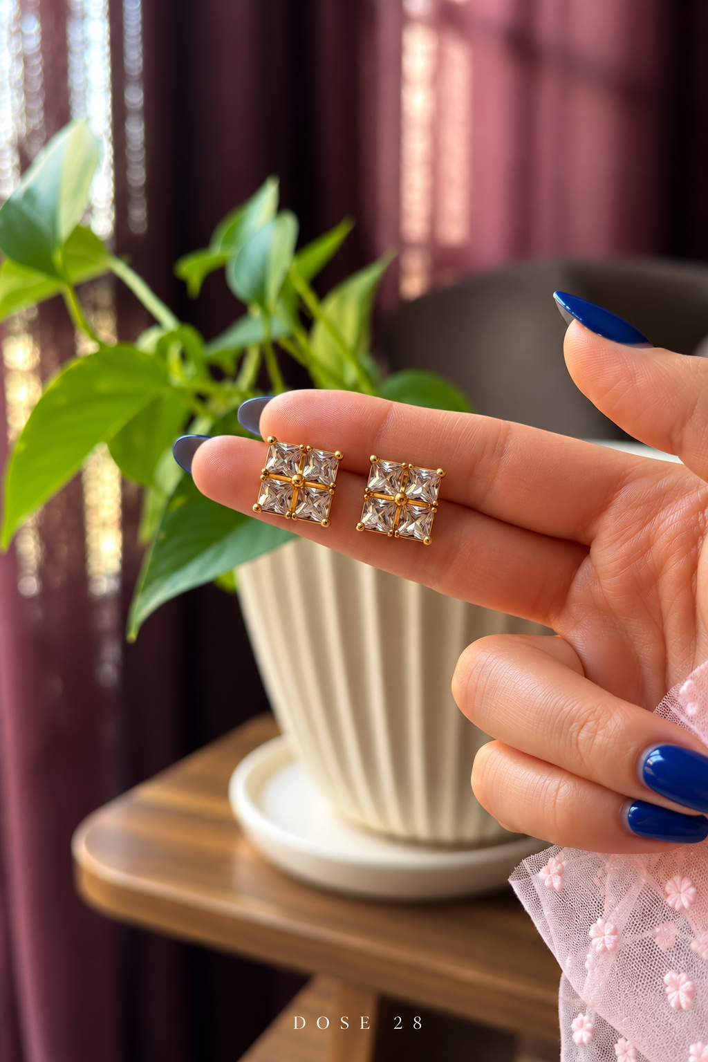Four-Stone Square Stud Earrings تراجي المربعات الرباعية اللامعة
