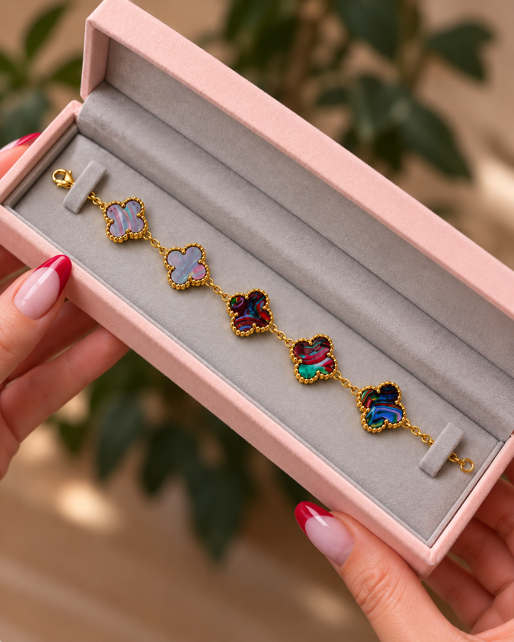 Multicolored Marbled Clover Bracelet — Gold-Tone سوار برسيم بنقشات رخامية متعددة الألوان وتفاصيل ذهبية