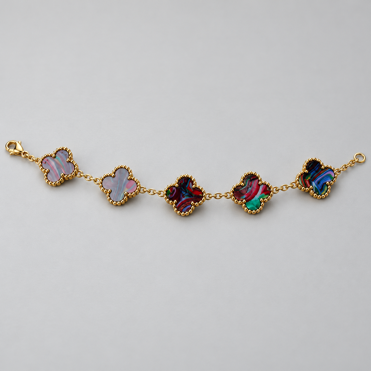 Multicolored Marbled Clover Bracelet — Gold-Tone سوار برسيم بنقشات رخامية متعددة الألوان وتفاصيل ذهبية