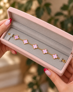 Pink Five-Clover Bracelet — Gold-Tone سوار بخمس زخارف برسيم وردية وسلسلة بلون ذهبي