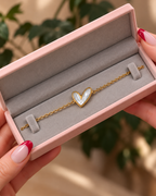 Pearly White Asymmetric Heart Bracelet — Gold-Tone سوار بقلب غير متماثل بلون أبيض لؤلؤي وسلسلة ذهبية اللون