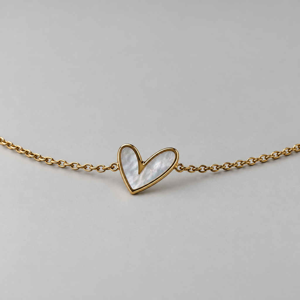 Pearly White Asymmetric Heart Bracelet — Gold-Tone سوار بقلب غير متماثل بلون أبيض لؤلؤي وسلسلة ذهبية اللون
