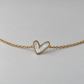 Pearly White Asymmetric Heart Bracelet — Gold-Tone سوار بقلب غير متماثل بلون أبيض لؤلؤي وسلسلة ذهبية اللون