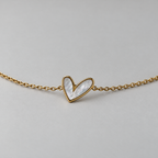 Pearly White Asymmetric Heart Bracelet — Gold-Tone سوار بقلب غير متماثل بلون أبيض لؤلؤي وسلسلة ذهبية اللون