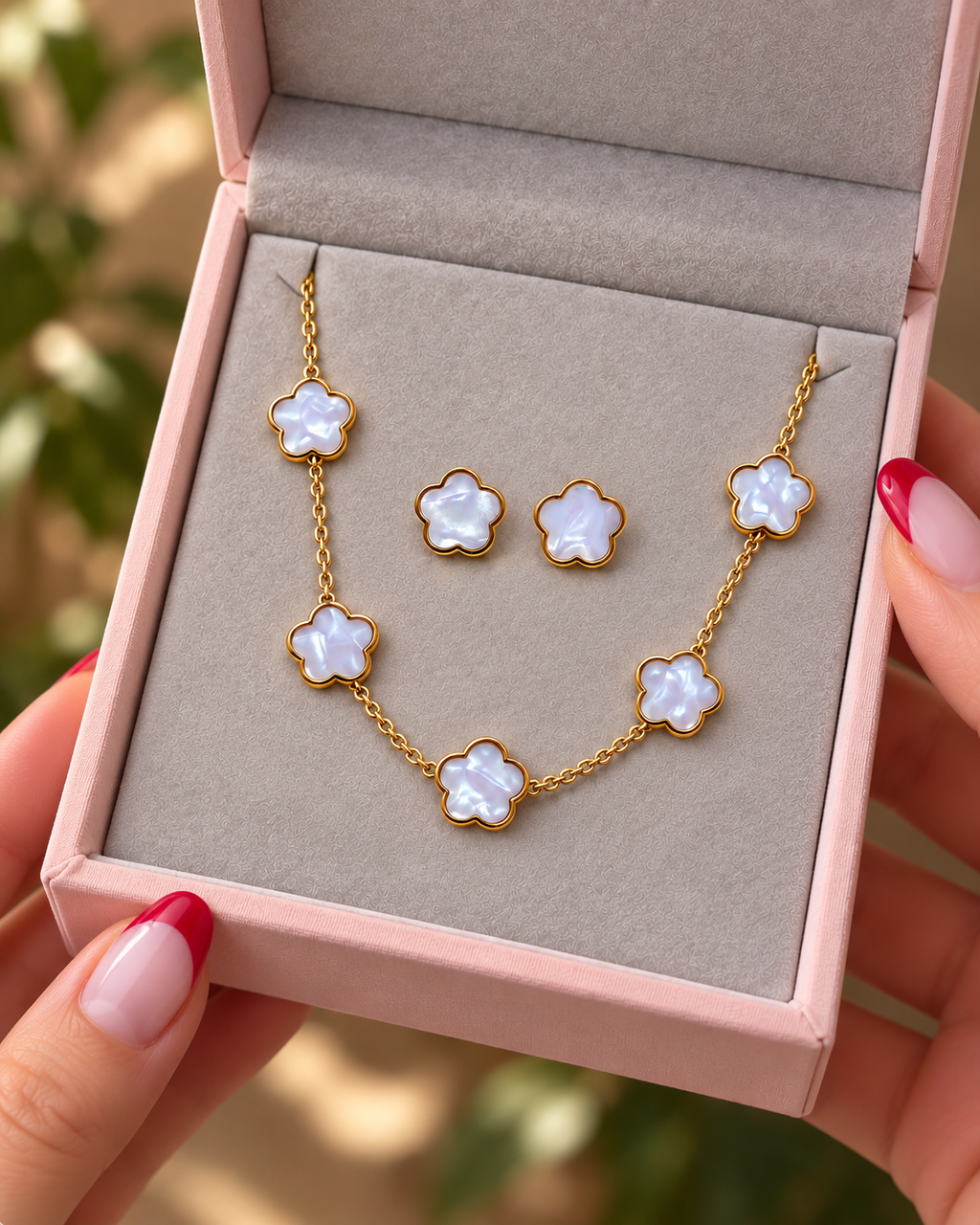 Pearly White Flower Necklace &amp; Stud Earring Set — Gold-Tone  طقم قلادة وأقراط بزهور بيضاء لؤلؤية وتفاصيل ذهبية