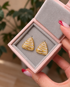Pearlescent Cream Triangle Earrings with Gold-Tone Stripes أقراط مثلثة باللون الكريمي اللؤلؤي مع خطوط ذهبية