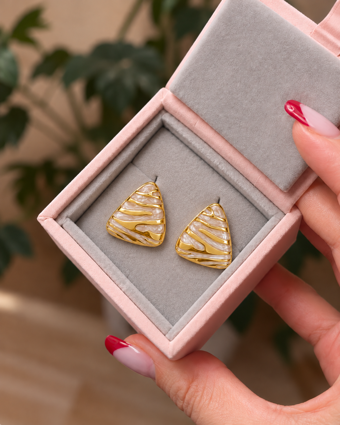 Pearlescent Cream Triangle Earrings with Gold-Tone Stripes أقراط مثلثة باللون الكريمي اللؤلؤي مع خطوط ذهبية