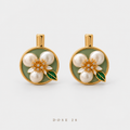 تراجي الوردة اللؤلؤية باللون الأخضر Sage Green Pearl-Effect Flower Earrings