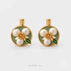 تراجي الوردة اللؤلؤية باللون الأخضر Sage Green Pearl-Effect Flower Earrings