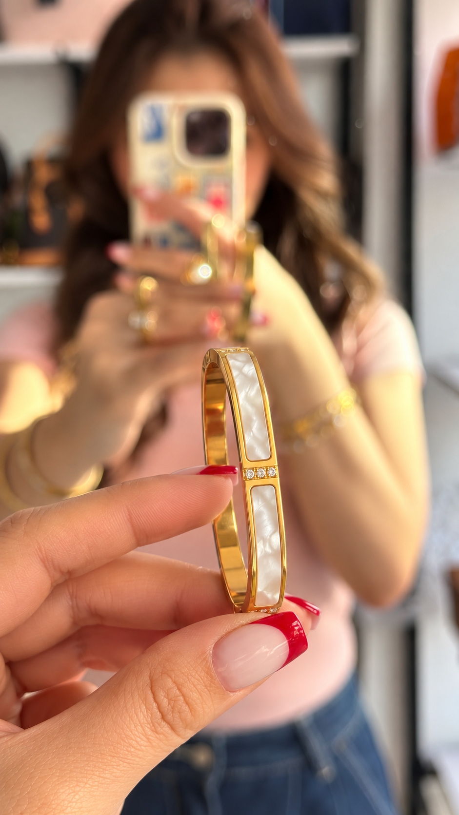 سوارة اللمسة اللؤلؤية  Pearly White Gold-Tone Bangle